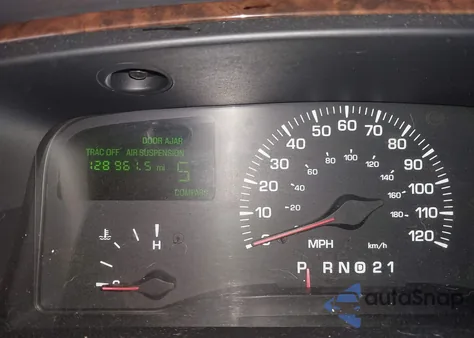 2002 Lincoln Town Car Executive z USA, uszkodzony, nr VIN 1LNHM81W22Y670500